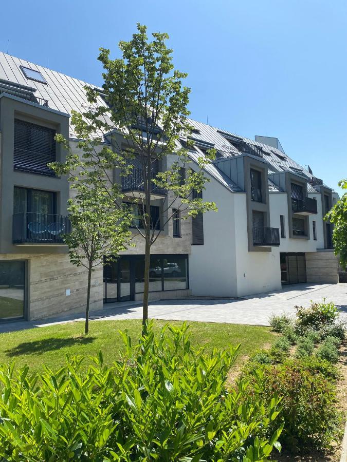 Atrium Apartman Heviz Mit Panoramaterrasse Und Tiefgarage Exterior photo